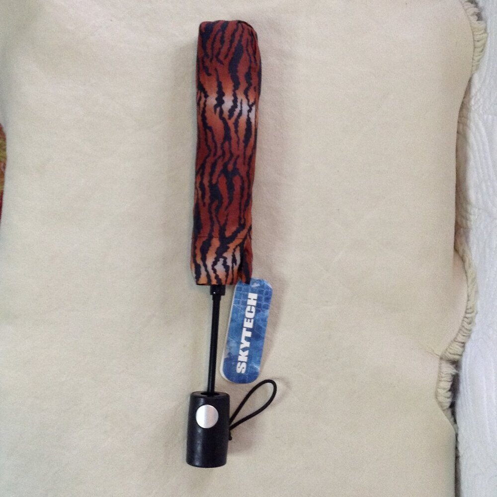 NWT Skytech Animal Print 100% Polyester expandable umbrella; Nice wide coverage
